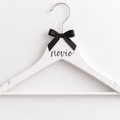Perchas personalizadas para novios